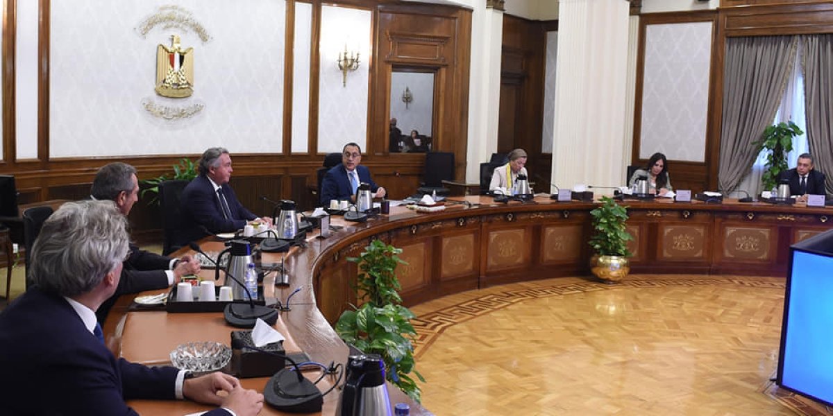 رئيس الوزراء يعقد اجتماعا مع الشركات المُنفذة للأعمال والخدمات اللوجيستية لقمة COP27