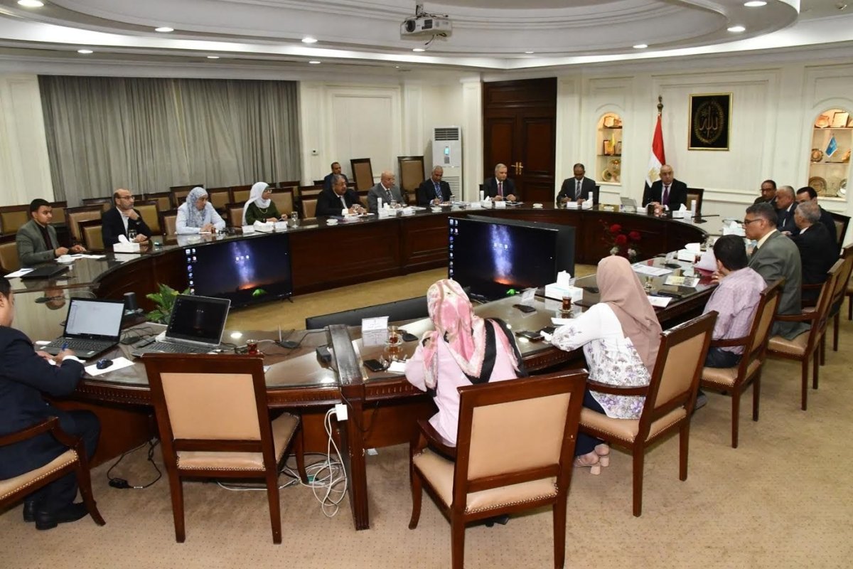 وزير الإسكان يترأس اجتماع لجنة إدارة الأزمات لمتابعة الاستعدادات لمواجهة مخاطر الأمطار والسيول بموسم الشتاء المقبل