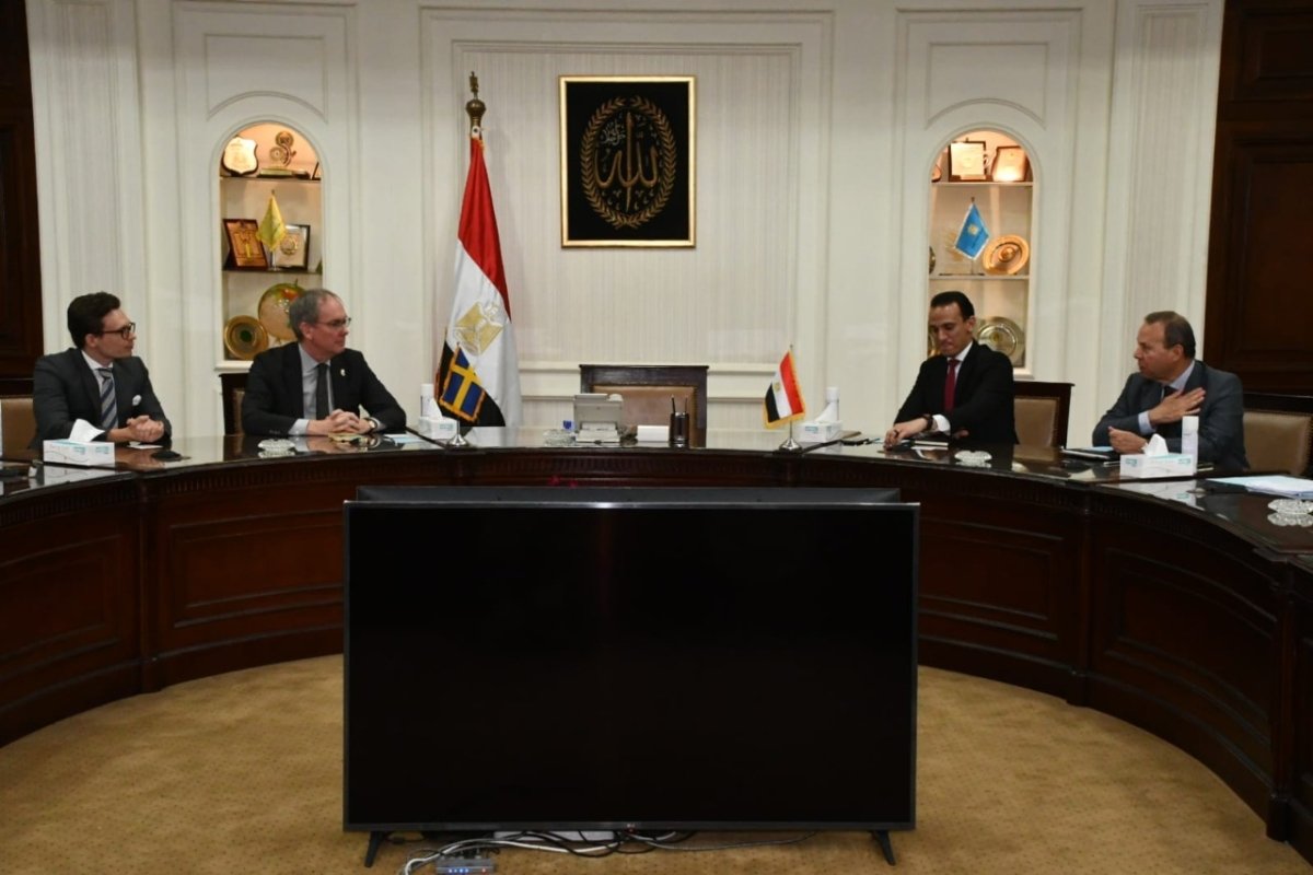 مساعد وزير الإسكان للشئون الفنية يناقش مع السفير السويدي بالقاهرة عدداً من الملفات المشتركة بين الجانبين