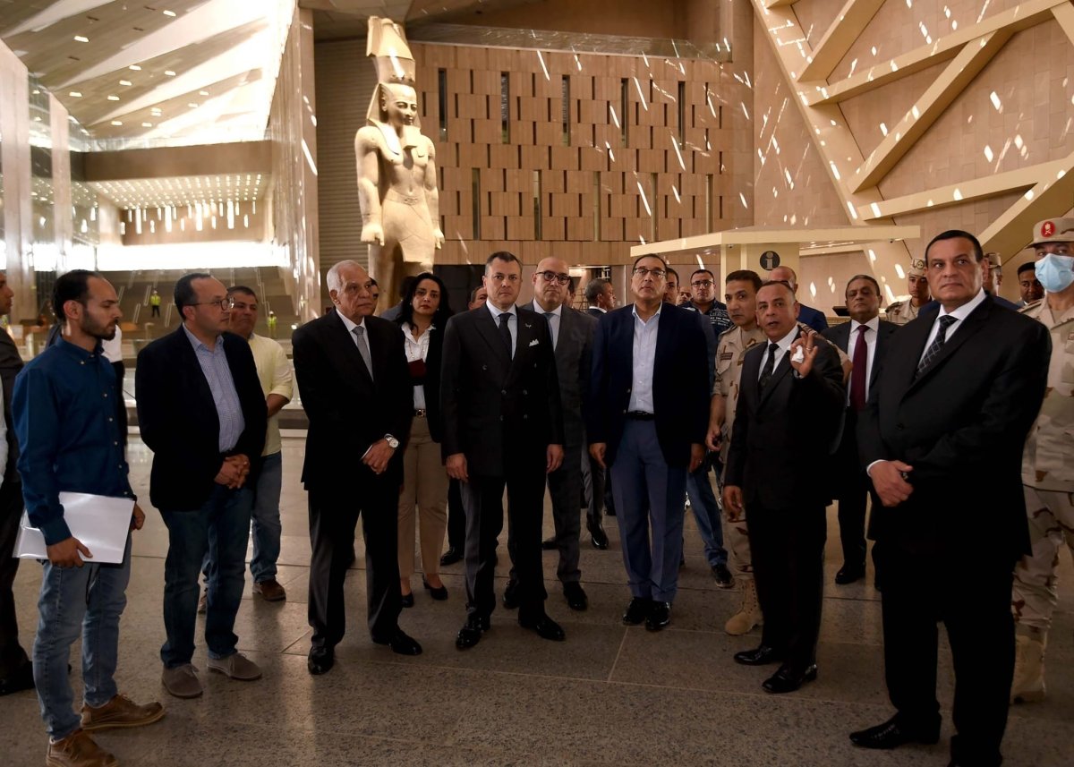 رئيس الوزراء يتجول بالمتحف المصري الكبير لمتابعة آخر مستجدات الأعمال