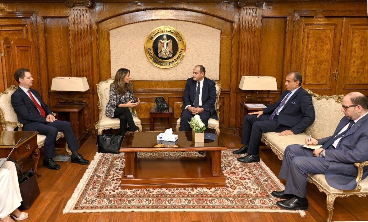 وزير التجارة والصناعة يستقبل وزيرة الدولة الأسبانية للتجارة والاستثمار لبحث التعاون المشترك