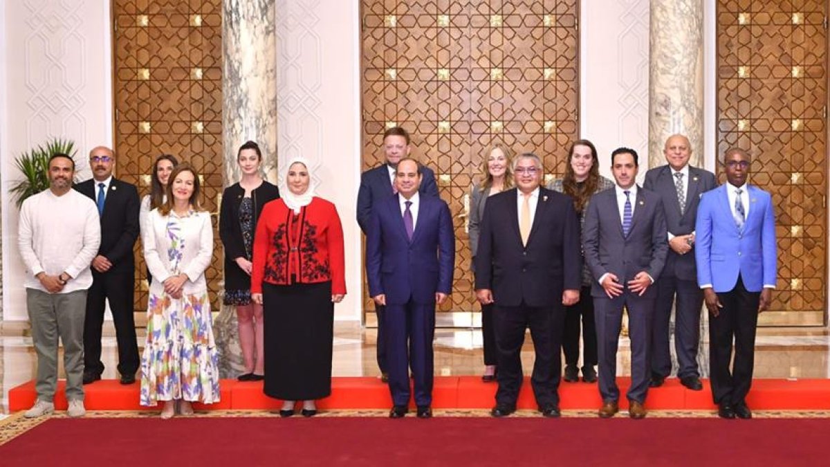 اللجنة الدولية للأولمبياد الخاص الدولي تهدي الرئيس السيسي جائزتها الدولية