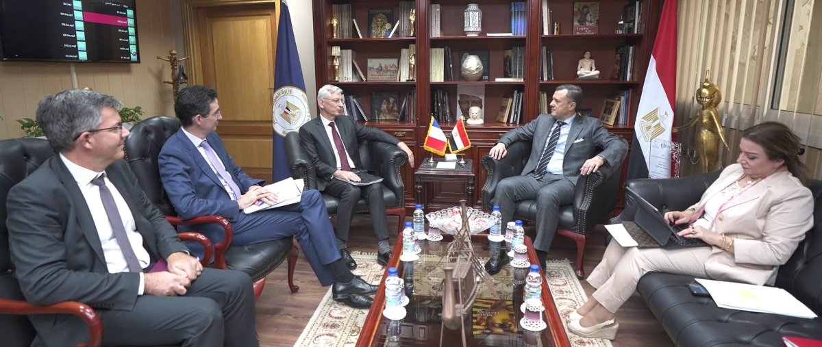 وزير السياحة والآثار وسفير دولة فرنسا بالقاهرة يبحثان تعزيز سبل التعاون المشترك