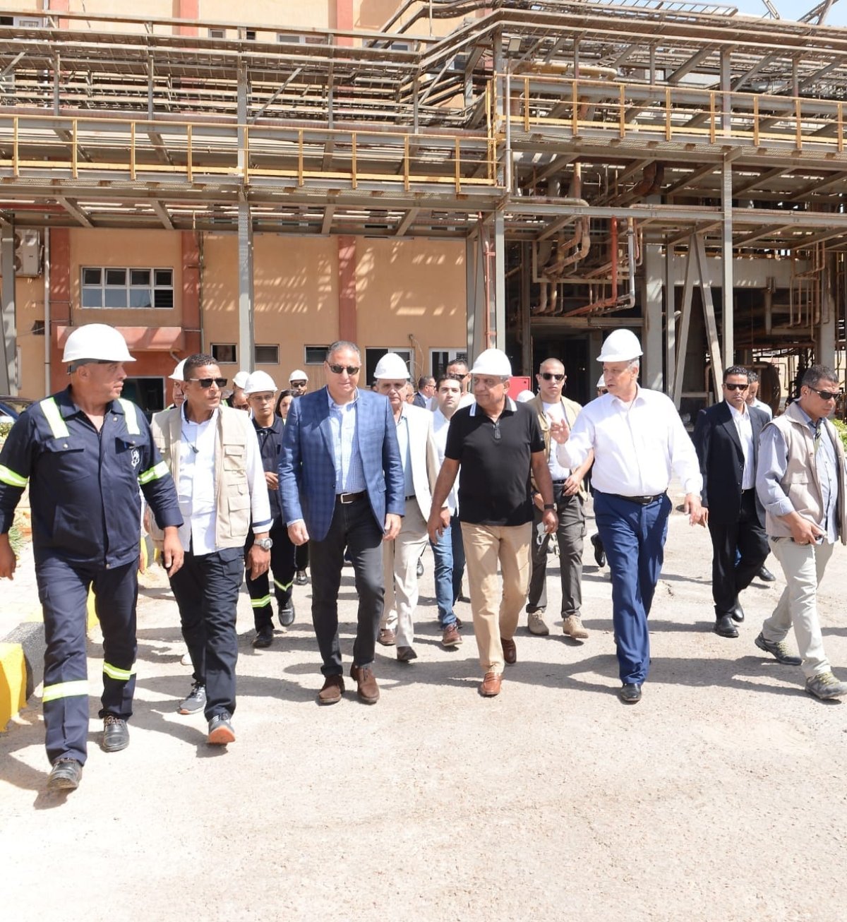 وزير قطاع الأعمال العام يتفقد شركة مصر لصناعة الكيماويات بالإسكندرية