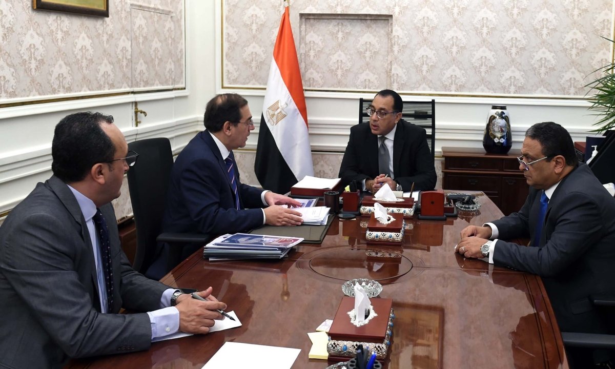 رئيس الوزراء يتابع مع وزير البترول موقف توافر المنتجات البترولية لتلبية احتياجات السوق المحلية فى ظل الأزمة العالمية