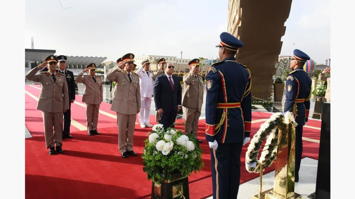 بالفيديو.. الرئيس السيسي يضع أكاليل الزهور على قبر الجندي المجهول والزعيمين أنور السادات وجمال عبد الناصر
