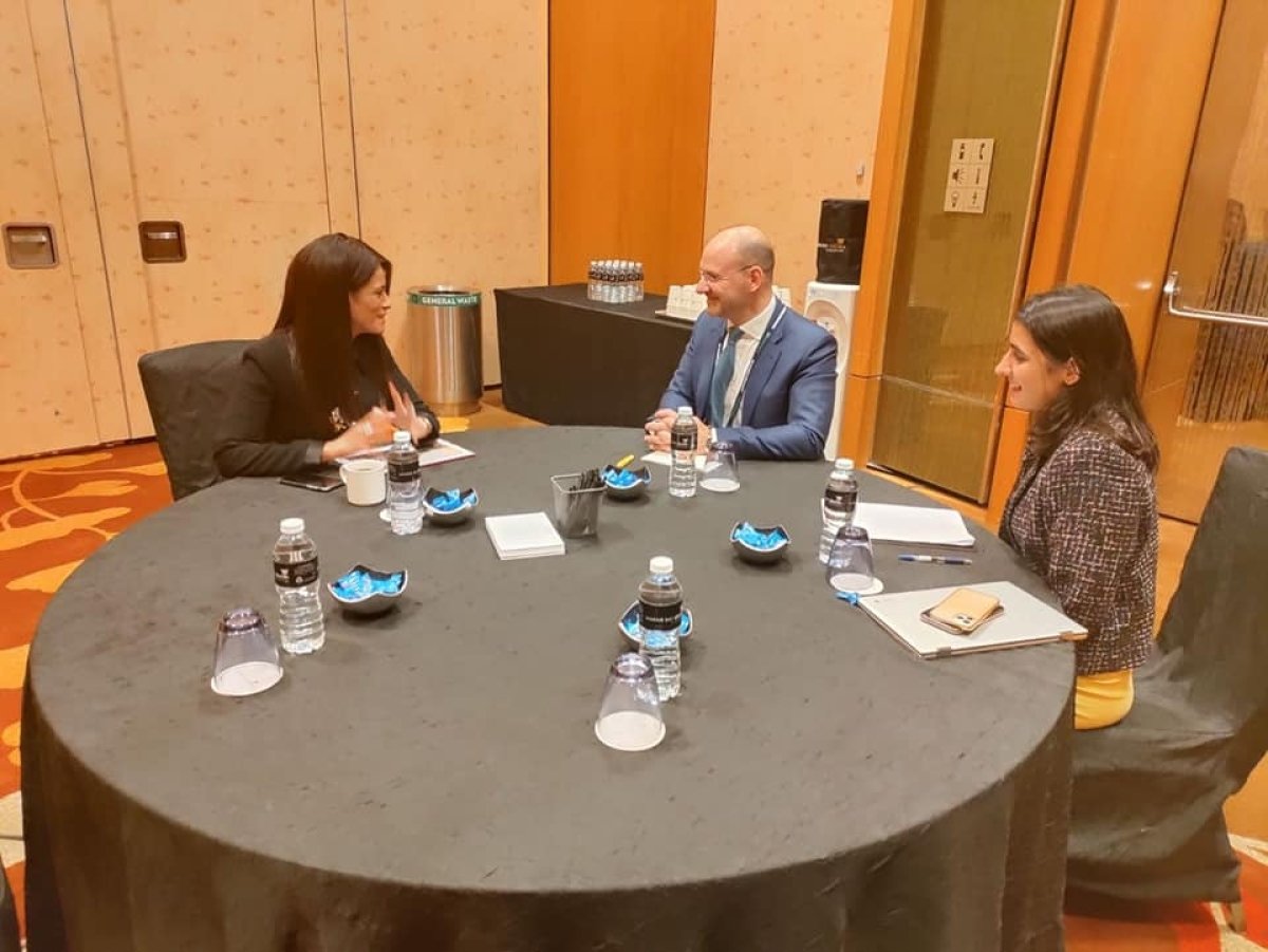 وزيرة التعاون الدولي تبحث مع ممثلي بنك أوف أميركا وشركة بلاكروك مشاركتهما في برنامج "نُوَفِّي" 