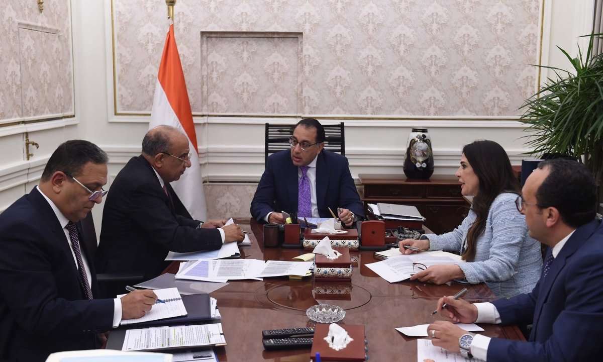 رئيس الوزراء يلتقي وزير قطاع الأعمال لمتابعة ملفات عمل الوزارة