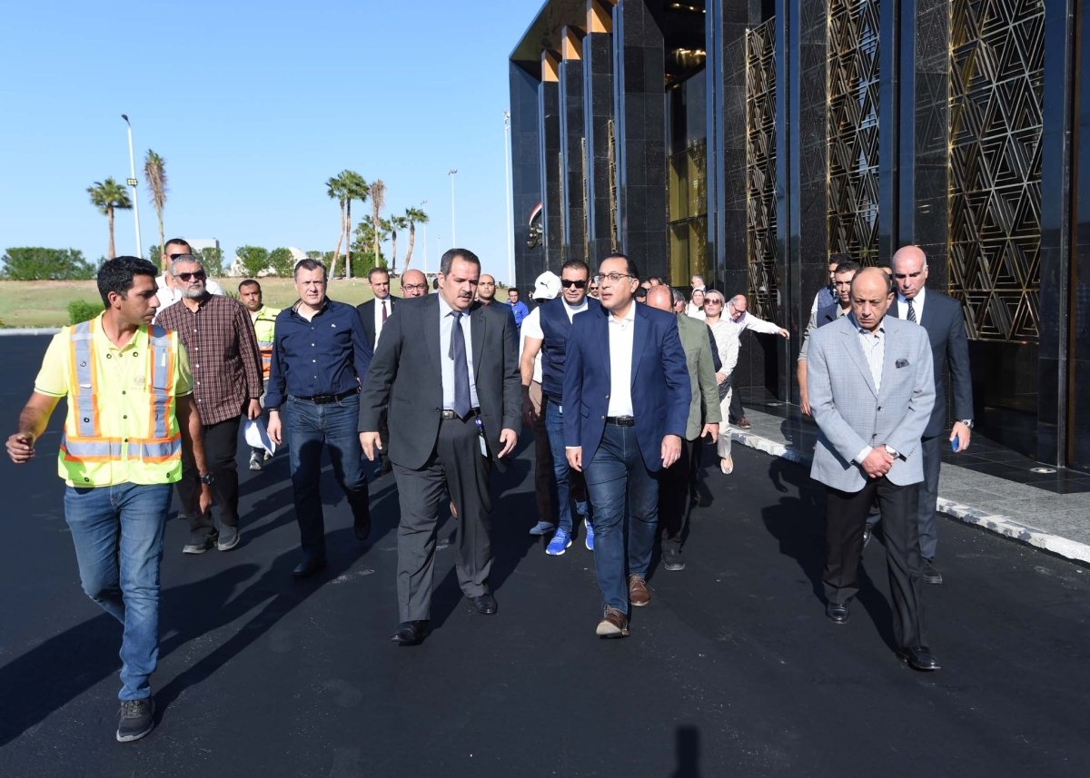 رئيس الوزراء يتفقد مشروعات التطوير بمطار شرم الشيخ الدولي