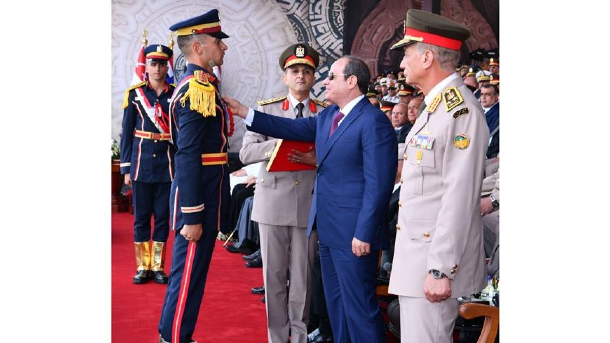 بالفيديو.. الرئيس السيسي يحضر حفل تخرج دفعات جديدة من طلبة الكليات والمعاهد العسكرية