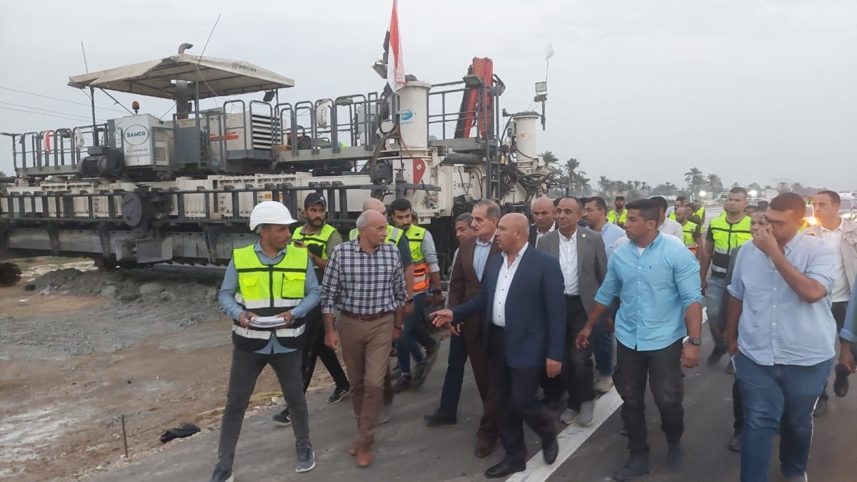 وزير النقل يتابع أعمال تنفيذ المرحلة الأولى من تطوير الطريق الدولي الساحلي