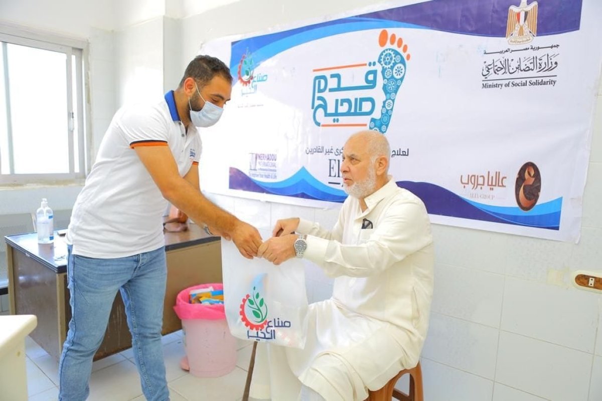 مدبولي يستعرض تقريرًا حول فعاليات القافلة الموسعة للجنة الطبية العليا والاستغاثات في محافظة شمال سيناء