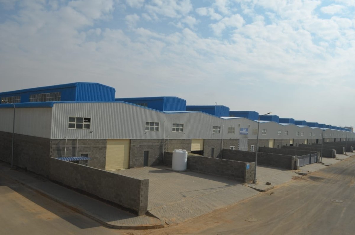 وزير الإسكان: تخصيص وحدات صناعية بأنشطة متنوعة بالمجمعات الصناعية بمدينة العاشر من رمضان