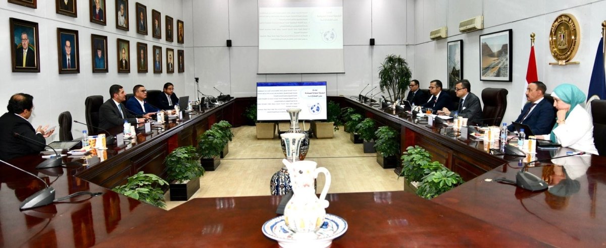 وزير السياحة والآثار يعقد اجتماعاً مع الرئيس التنفيذي للهيئة العامة للاستثمار والمناطق الحرة
