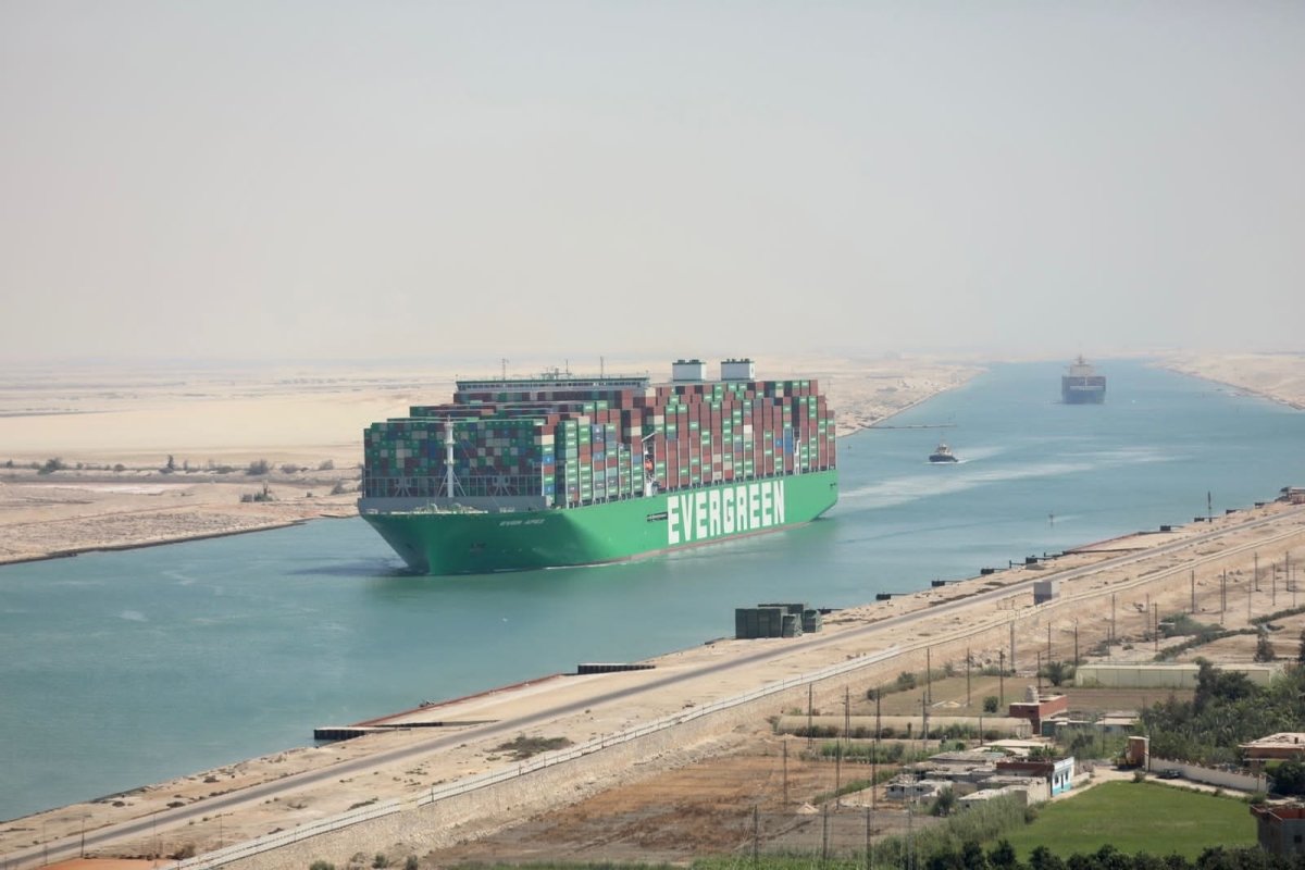 الفريق أسامة ربيع يتفقد حركة الملاحة ...والقناة تشهد عبور 65 سفينة