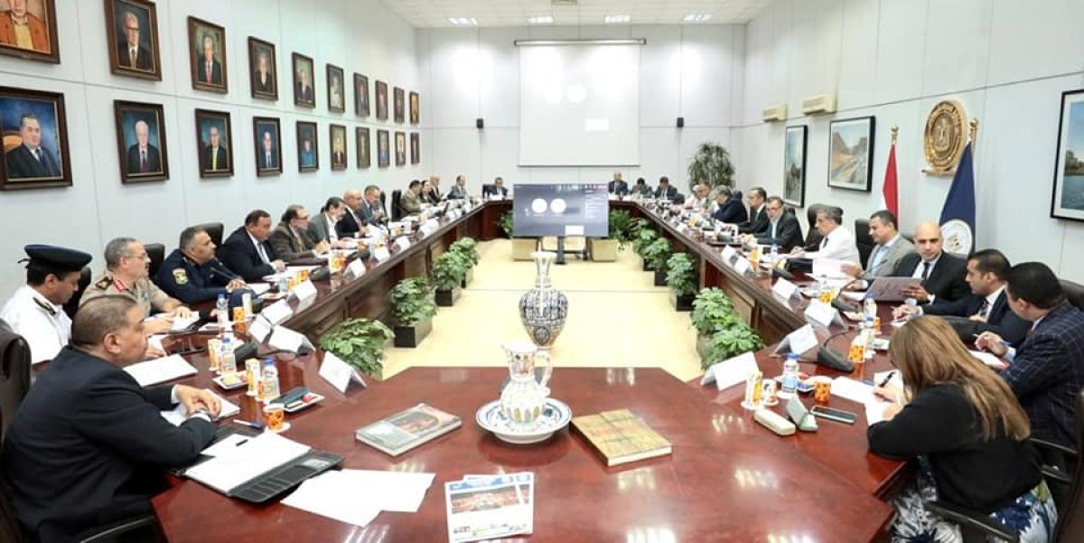 وزير السياحة والآثار يترأس الاجتماع الثاني للجنة الدائمة لتراخيص المنشآت الفندقية والسياحية