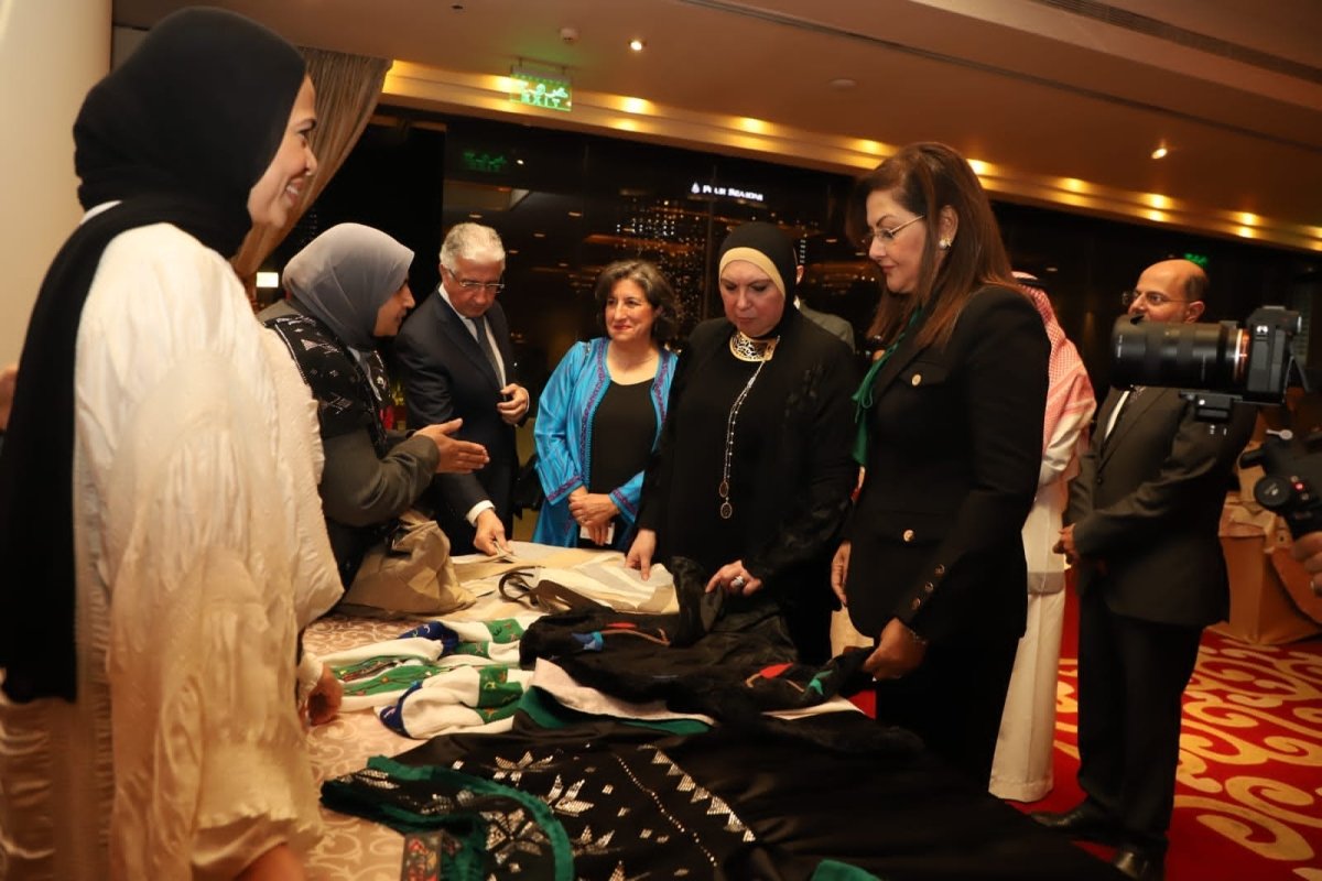 نيفين جامع: جهاز تنمية المشروعات يعمل على فتح الأسواق العالمية أمام المنتجات التراثية المتميزة