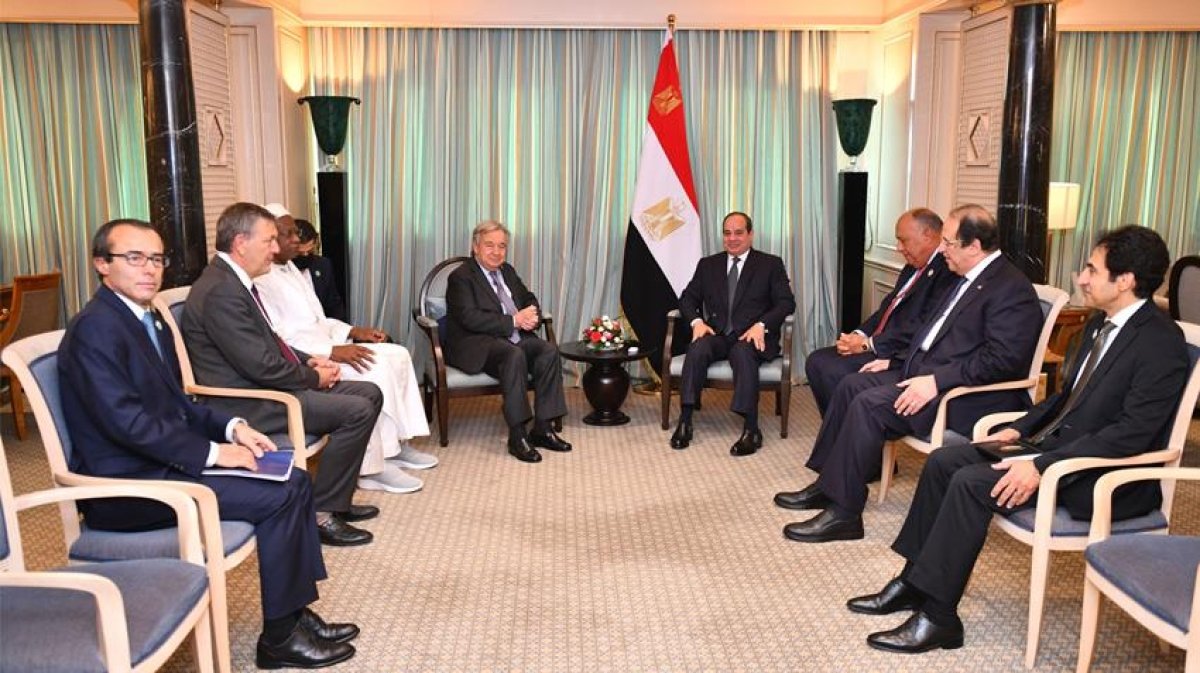 الرئيس السيسي يلتقي سكرتير عام الأمم المتحدة بالجزائر