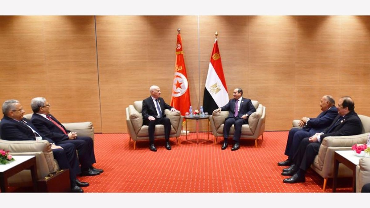 الرئيس السيسي يلتقي نظيره التونسي على هامش مشاركة في القمة العربية بالجزائر