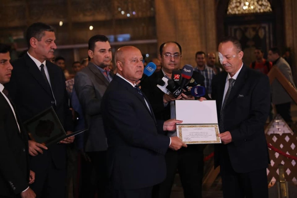 وزير النقل يكرم قائد قطار رقم 500 اكسبريس شربين/ طنطا