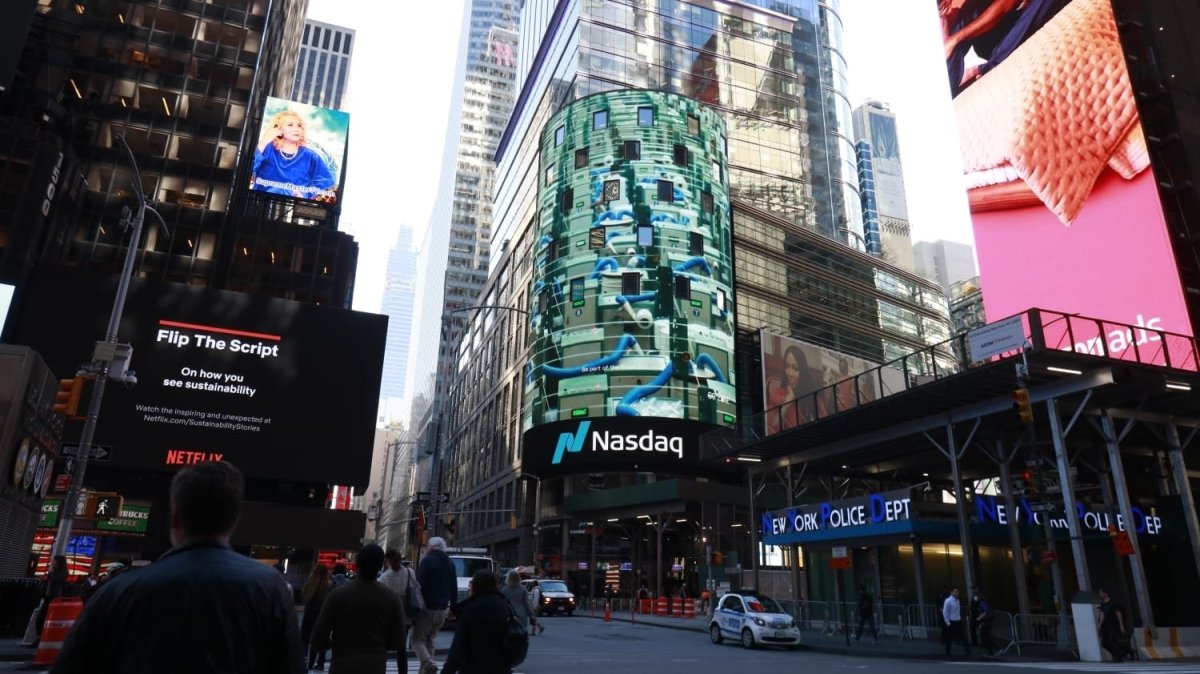 عاجل: مشروعات المنطقة الاقتصادية لقناة السويس تزين واجهات مبنى بورصة ناسداك الأمريكية