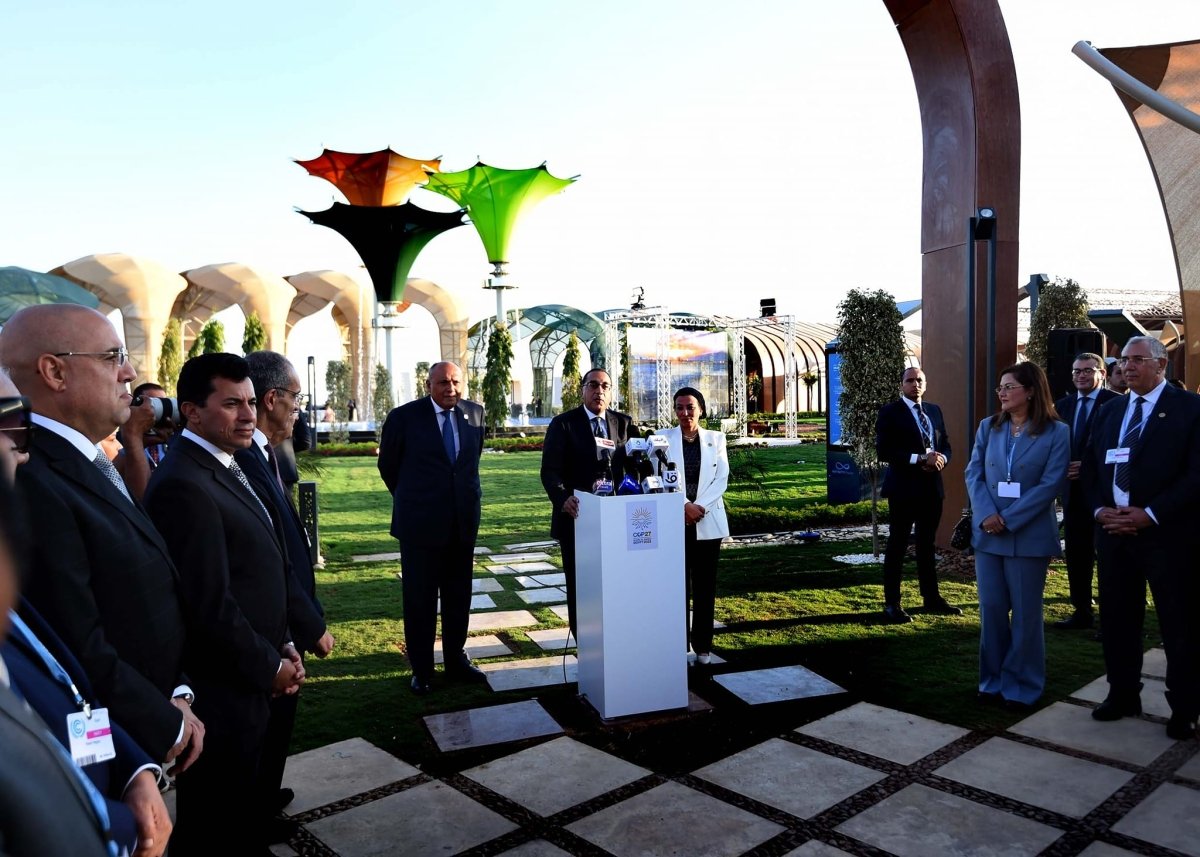 رئيس الوزراء يفتتح المنطقة الخضراء ويتفقد أجنحة الوزارات وعدداً من شركات القطاع الخاص