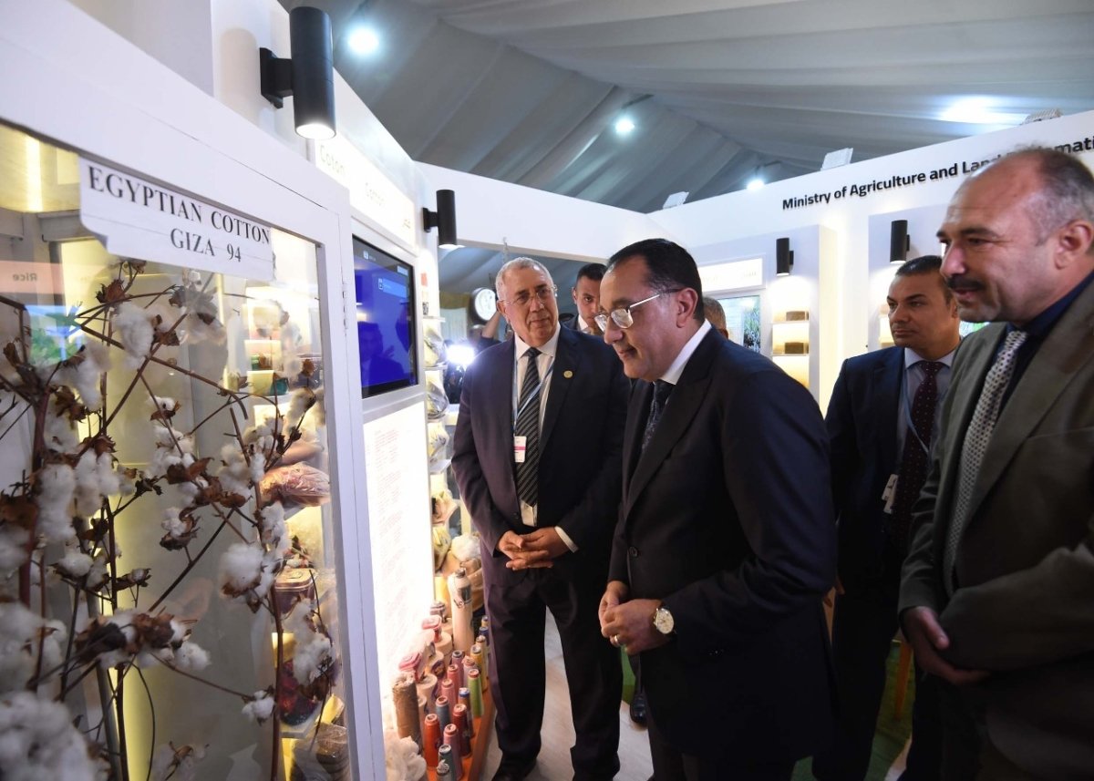 بالصور.. رئيس الوزراء يتفقد جناح وزارة الزراعة في المنطقة الخضراء بمدينة شرم الشيخ