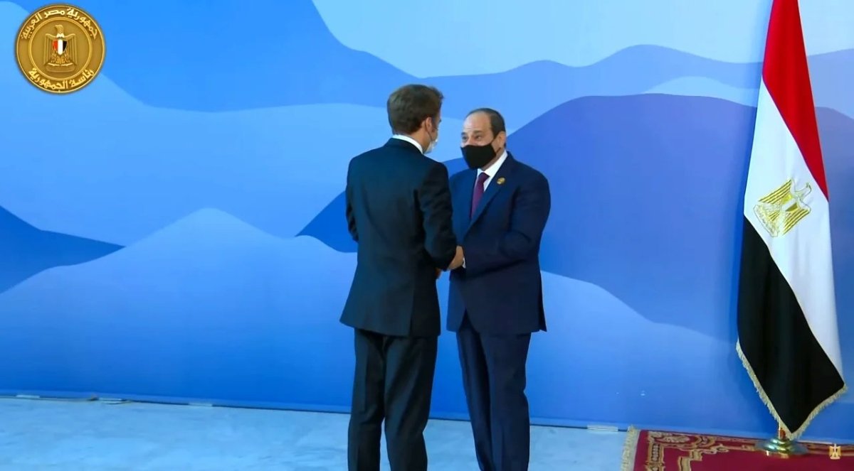 الرئيس السيسي يستقبل الرئيس الفرنسي إيمانويل ماكرون في مقر انعقاد قمة المناخ بشرم الشيخ