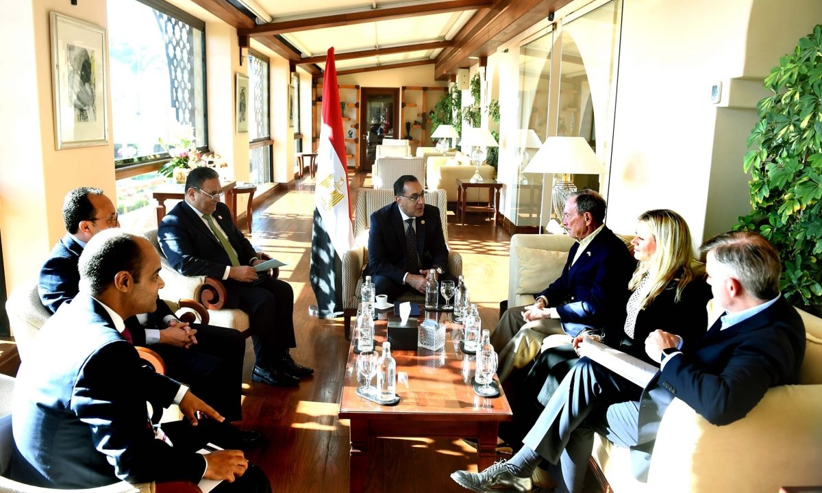 على هامش مؤتمر المناخ.. رئيس الوزراء يلتقى رجل الأعمال والسياسى الأمريكى البارز مايكل بلومبرج