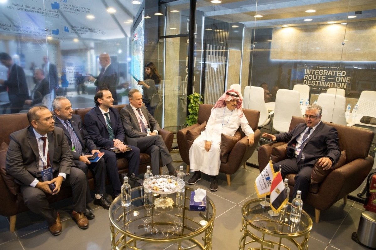 على هامش قمة المناخ.. لقاءات مكثفة ومناقشات حول مشروعات الوقود الأخضر داخل جناح المنطقة الاقتصادية لقناة السويس