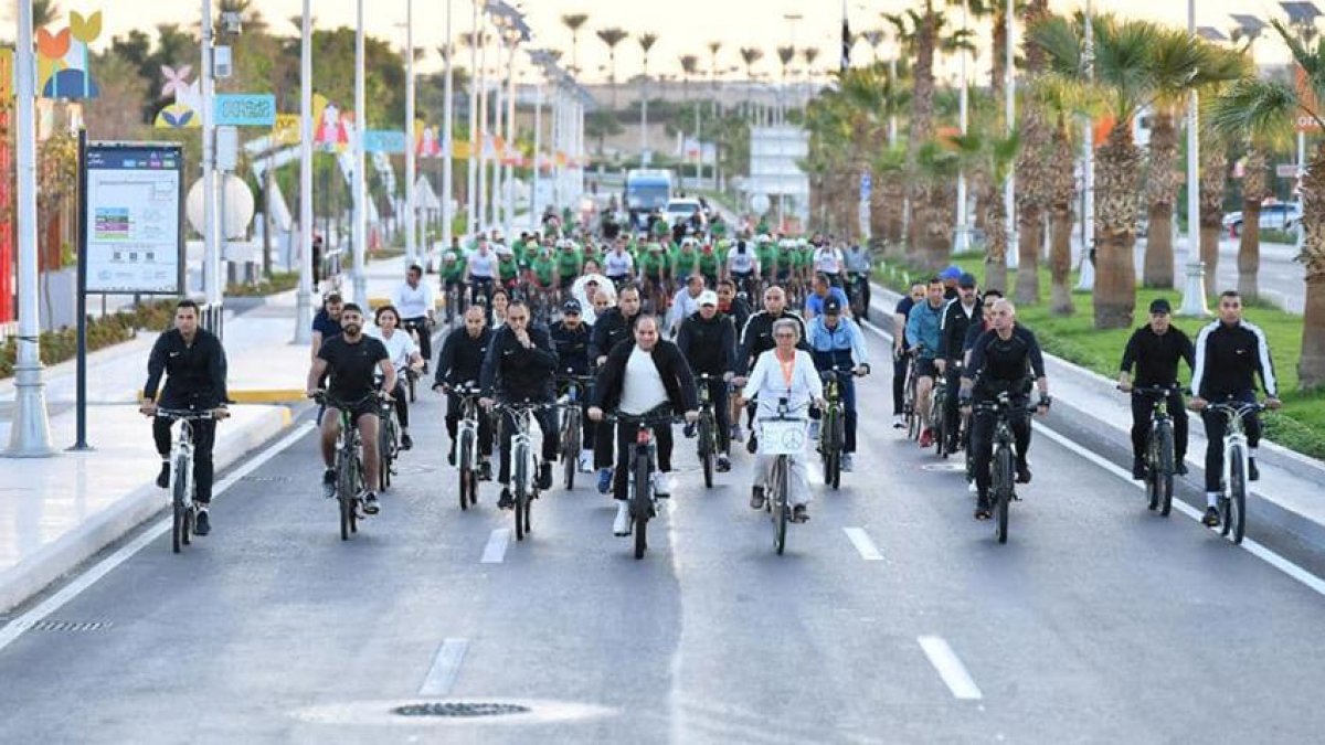 الرئيس السيسي يقوم بجولة تفقدية بالدراجة في مدينة شرم الشيخ