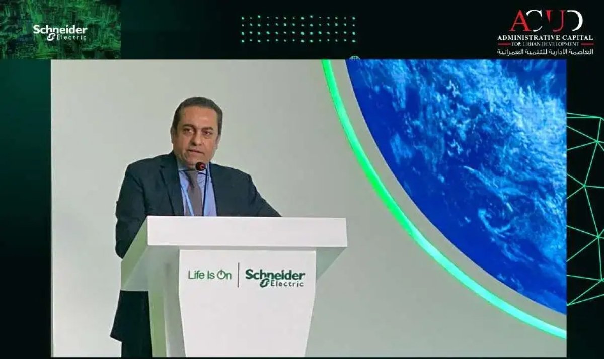 رئيس العاصمة الإدارية يشيد بالتعاون مع "شنايدر إلكتريك" بمجال الطاقة الكهربائية النظيفة
