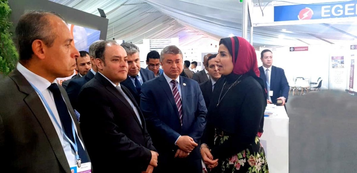 وزير الصناعة يقوم بجولة تفقدية للمنطقة الخضراء ويتفقد المنتجات والحلول الابتكارية المقدمة من الشركات والجهات المشاركة