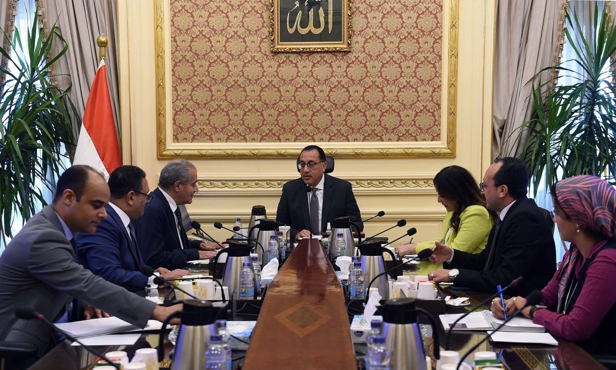 رئيس الوزراء يتابع مع وزير التموين موقف احتياطيات السلع الأساسية بالأسواق 