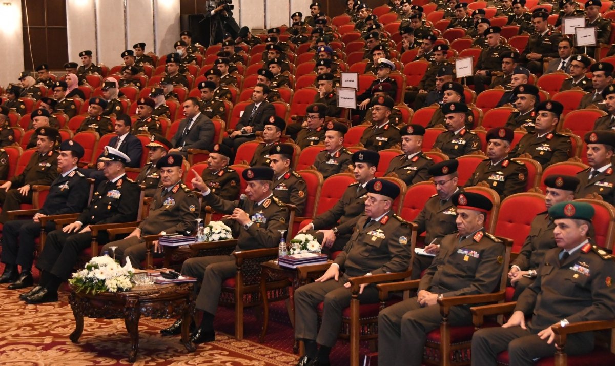 وزير الدفاع  يشهد مناقشة البحث الرئيسى لإدارة الشئون المعنوية للقوات المسلحة