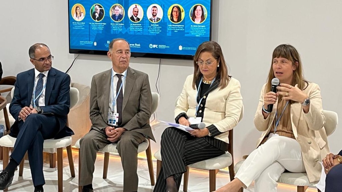 نائب وزير الإسكان لشئون البنية الأساسية يُشارك في جلسة نقاشية حول تحلية المياه ضمن فعاليات مؤتمر المناخ