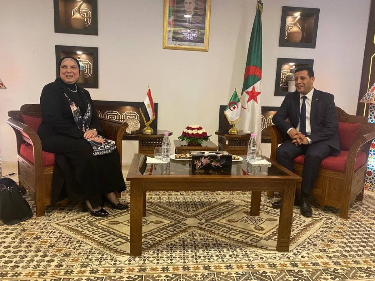 نيفين جامع تستعرض استراتيجية جهاز تنمية المشروعات  للنهوض بقطاع الحرف اليدوية والتراثية