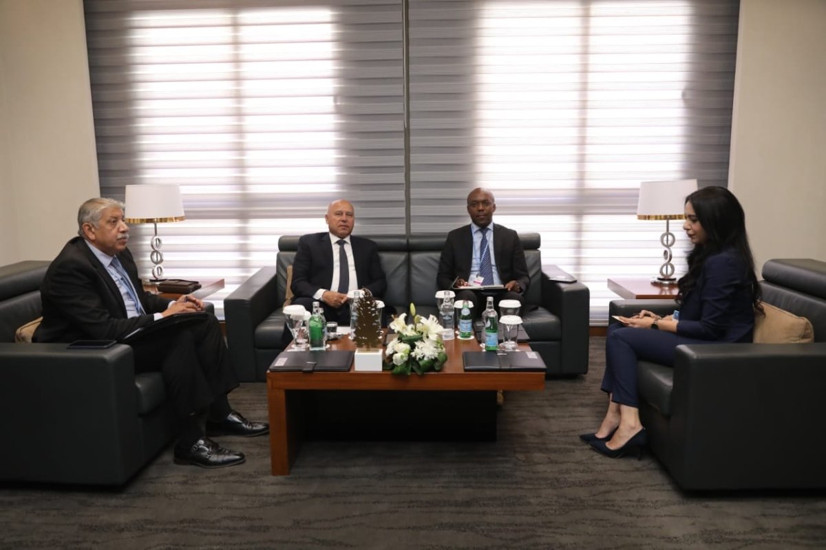 على هامش فعاليات يوم الحلول.. وزير النقل يلتقي وزير البنية التحتية بجمهورية رواندا لبحث التعاون المشترك