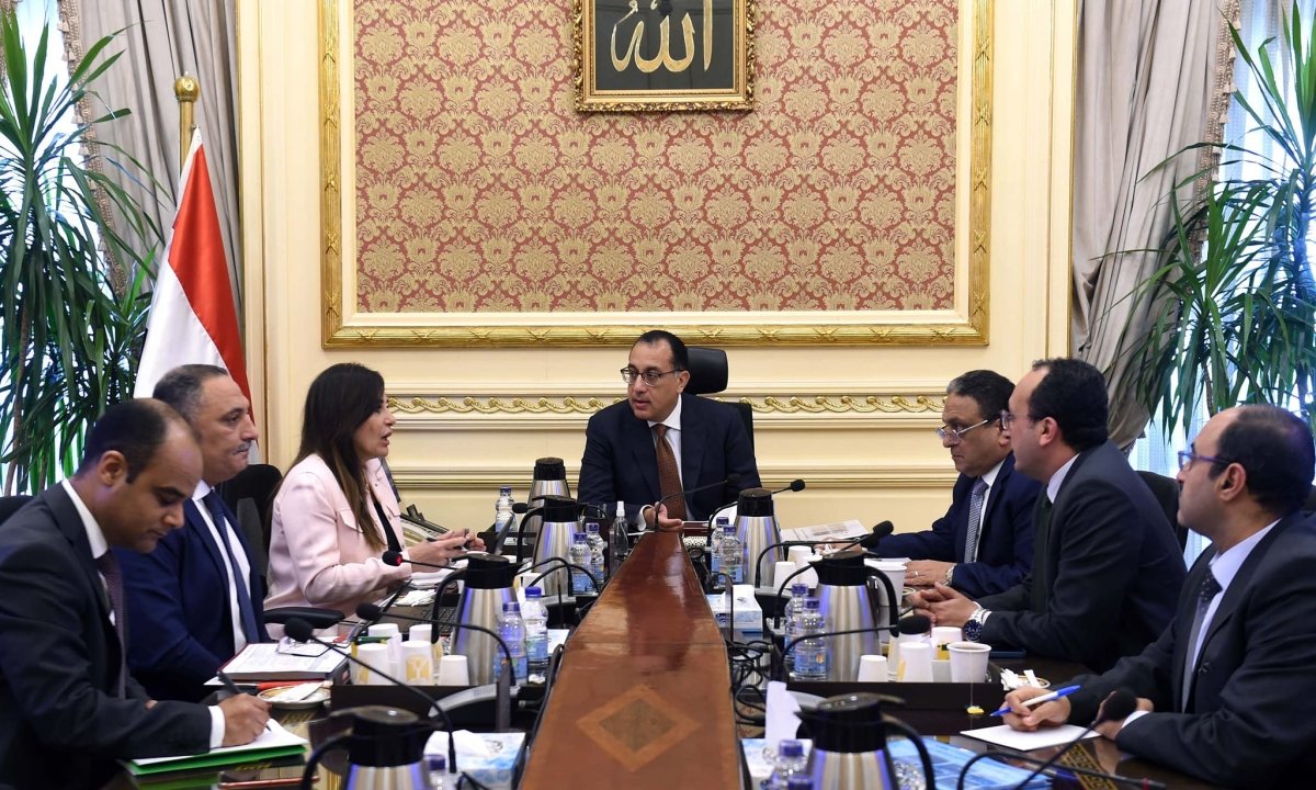 رئيس الوزراء يستعرض مع مدير المركز الوطني لتخطيط استخدامات أراضي الدولة عددا من ملفات العمل 