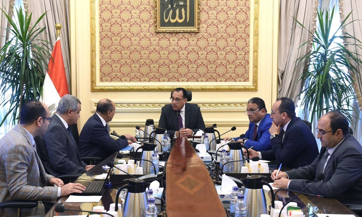 رئيس الوزراء يستعرض مع وزير الطيران المدني عددا من ملفات العمل 