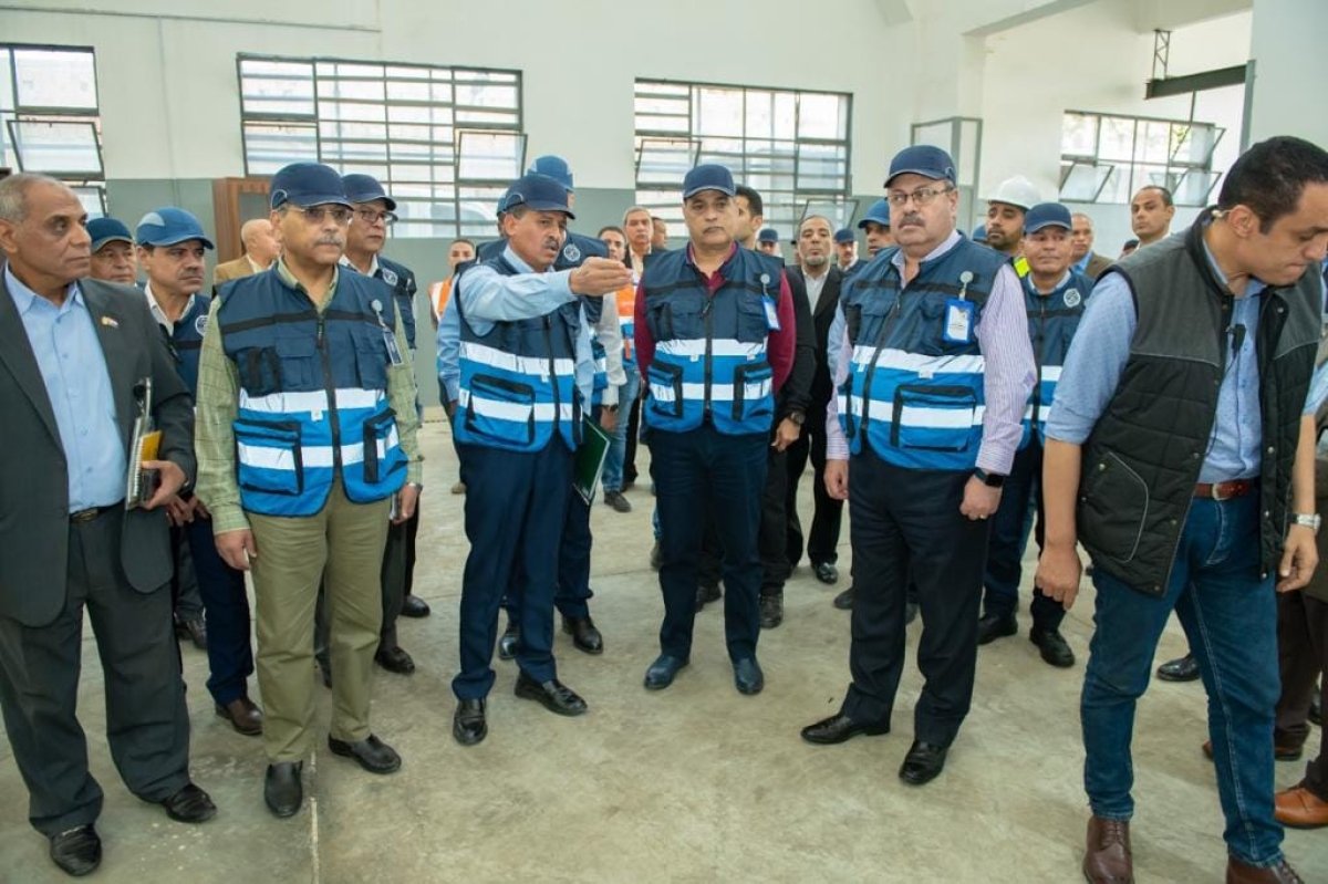 وزير الإنتاج الحربي يتابع مسيرة العمل في شركة حلوان لمحركات الديزل "وحدة شبرا الخيمة"