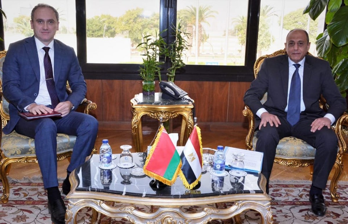 وزير الطيران يبحث تعزيز التعاون فى مجال النقل الجوي مع سفير بيلاروسيا