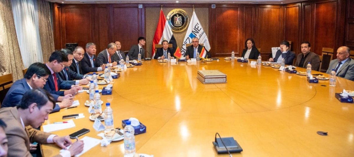 رئيس اقتصادية قناة السويس يستقبل نائب الجمعية الوطنية الفيتنامية لبحث سبل التعاون المشترك