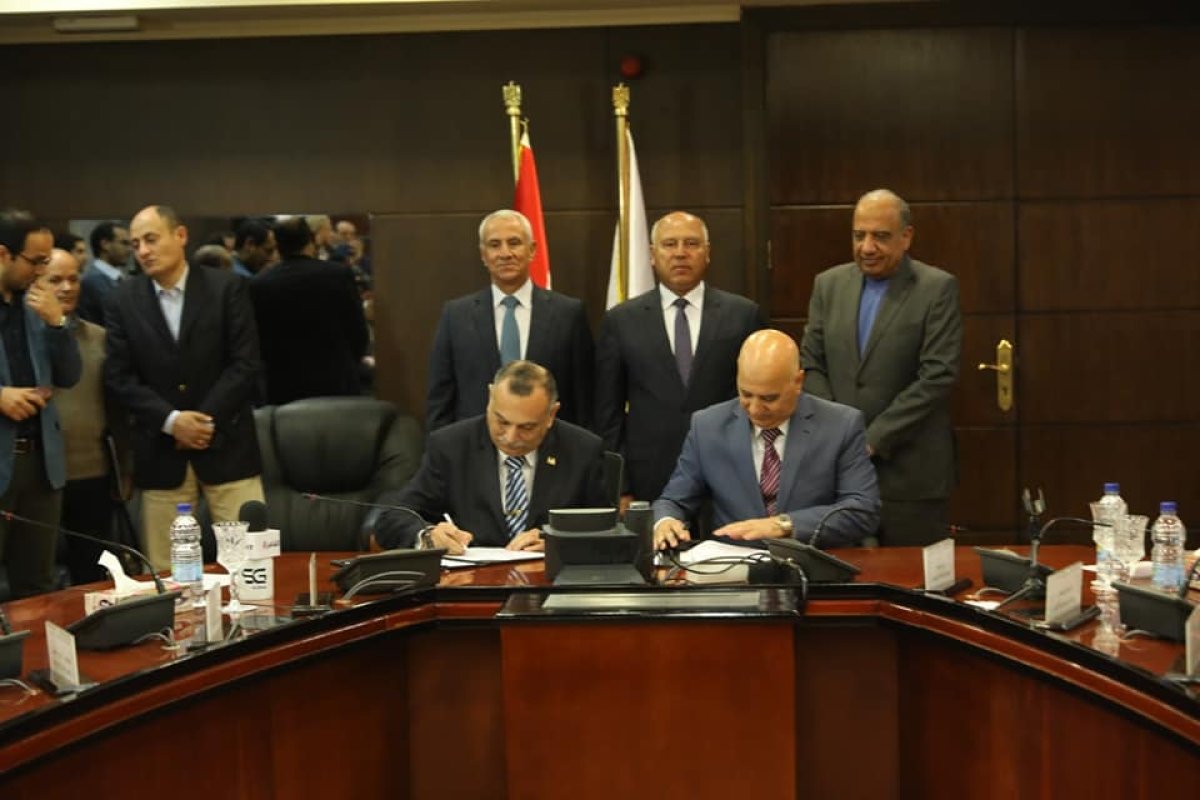 وزيرا النقل وقطاع الأعمال يشهدان عقد تصنيع وشراء عدد 100 حافلة كهرباء إنتاج محلي ماركة MCV