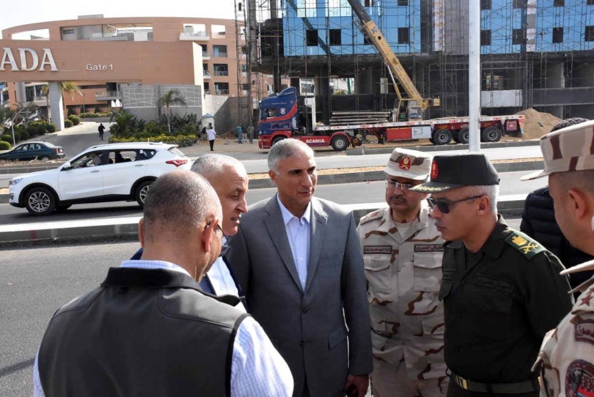 مسئولو " الإسكان " يتفقدون أعمال تطوير المحاور والطرق الرئيسية بمدينة القاهرة الجديدة