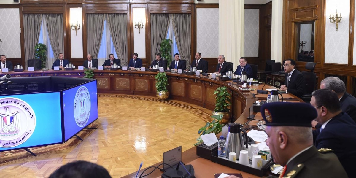 رئيس الوزراء يتابع آليات توفير الأعلاف اللازمة لقطاع صناعة الدواجن 