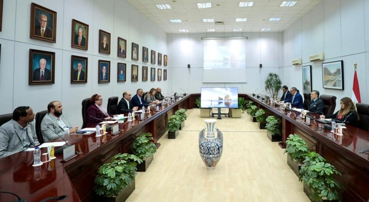 "أحمد عيسي" يجتمع مع ممثلي اللجنة النقابية للعاملين بالهيئة المصرية العامة للتنشيط السياحي