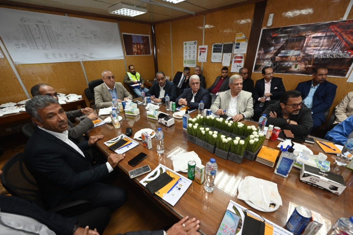 وزير الإسكان يتابع موقف مشروعات مياه الشرب والصرف الصحى الجارى تنفيذها بمحافظة الإسكندرية