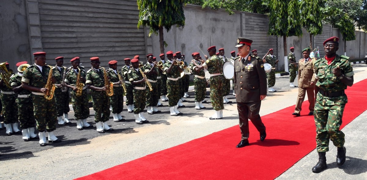 بعد زيارة رسمية لبوروندي.. الفريق أسامة عسكر يعود لمصر