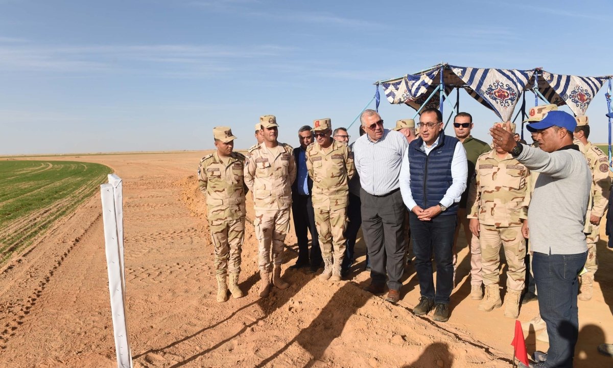 رئيس الوزراء يتفقد سير الأعمال بمشروع تنمية جنوب الوادى بتوشكى